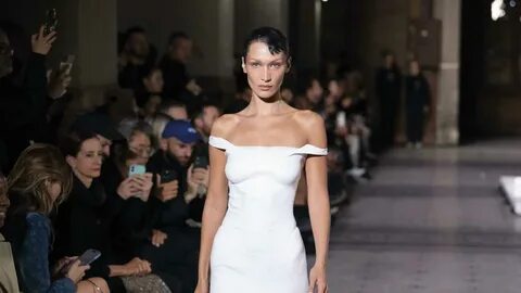 El vestido futurista que lució Bella Hadid en el Fashion Week Paris 2022.