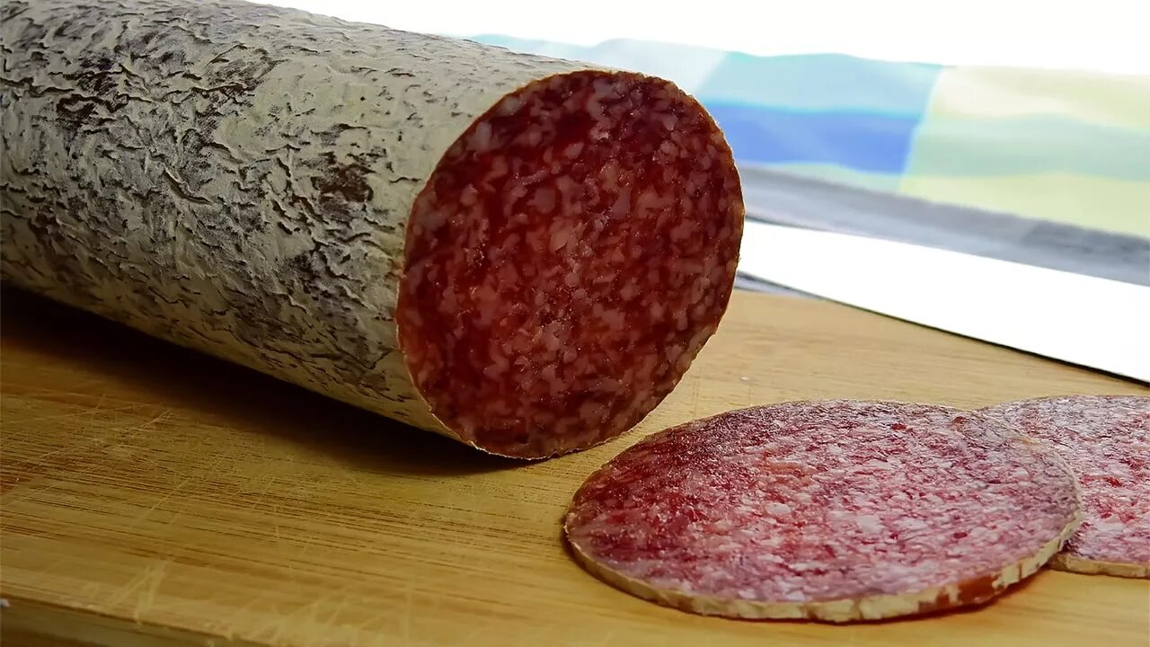 Почему колбаса белая. Колбаса. вкусная колбаса салями. дорогая колбаса. сырокопченая колбаса.