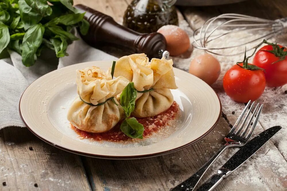 Ресторанное украшение блюд. Салаты от шеф поваров. Ресторанные блюда. Подача цо. Блины в ресторане.