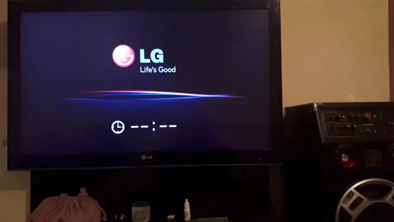 Не загорается телевизор при включении. Телевизор Лджи 32ls5600. Выключения телевизора LG. Телевизор LG сам выключился. Телевизор LG включается и выключается.