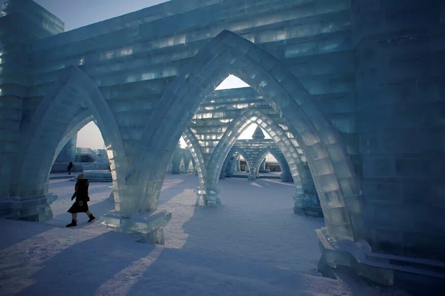 Харбин лед. Ледяной городок харбин 2025. харбин ледовый городок 2025. фестиваль льда в харбине. фестиваль ледяных скульптур в харбине 2025.