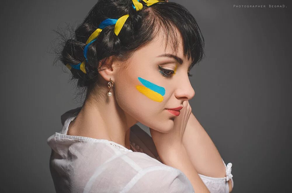 Марго насонова патриотка. Макияж украинский флаг. Украинский флаг на щеках. Украинки девушки. Украинки в профиль.