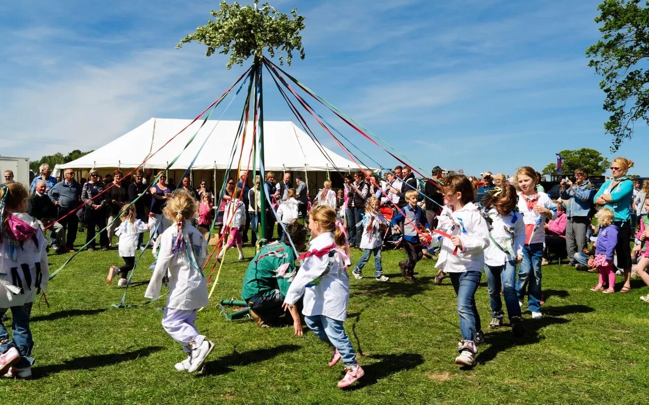 The Maypole праздник в Англии. May Day Bank Holiday праздник в Британии. Праздник Maypole в Великобритании. Mayday праздник. Майский день в контакте