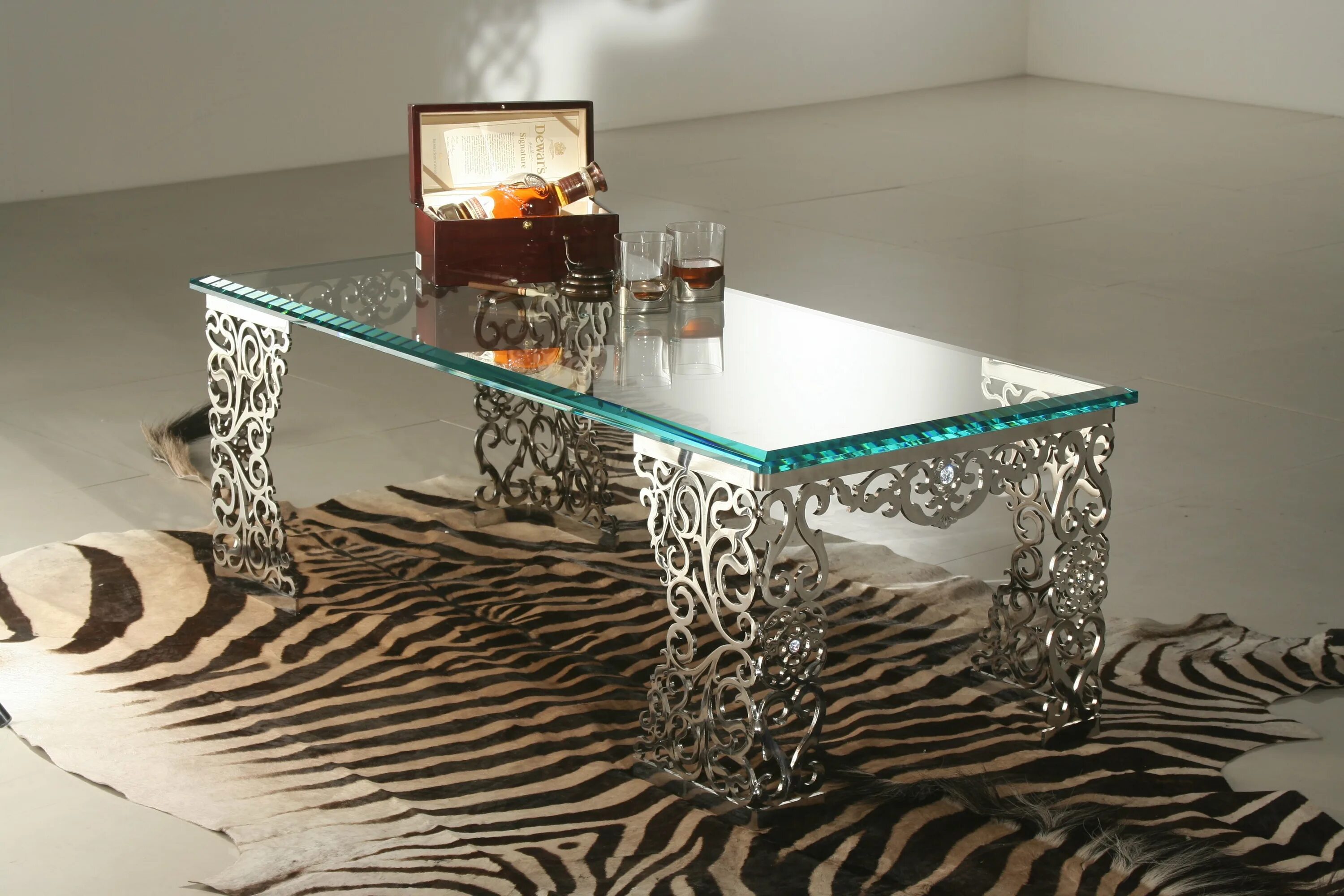 Столик из металла. Дизайнерские столы из металла. Необычные столы из металла. Дизайнерские столики из металла.