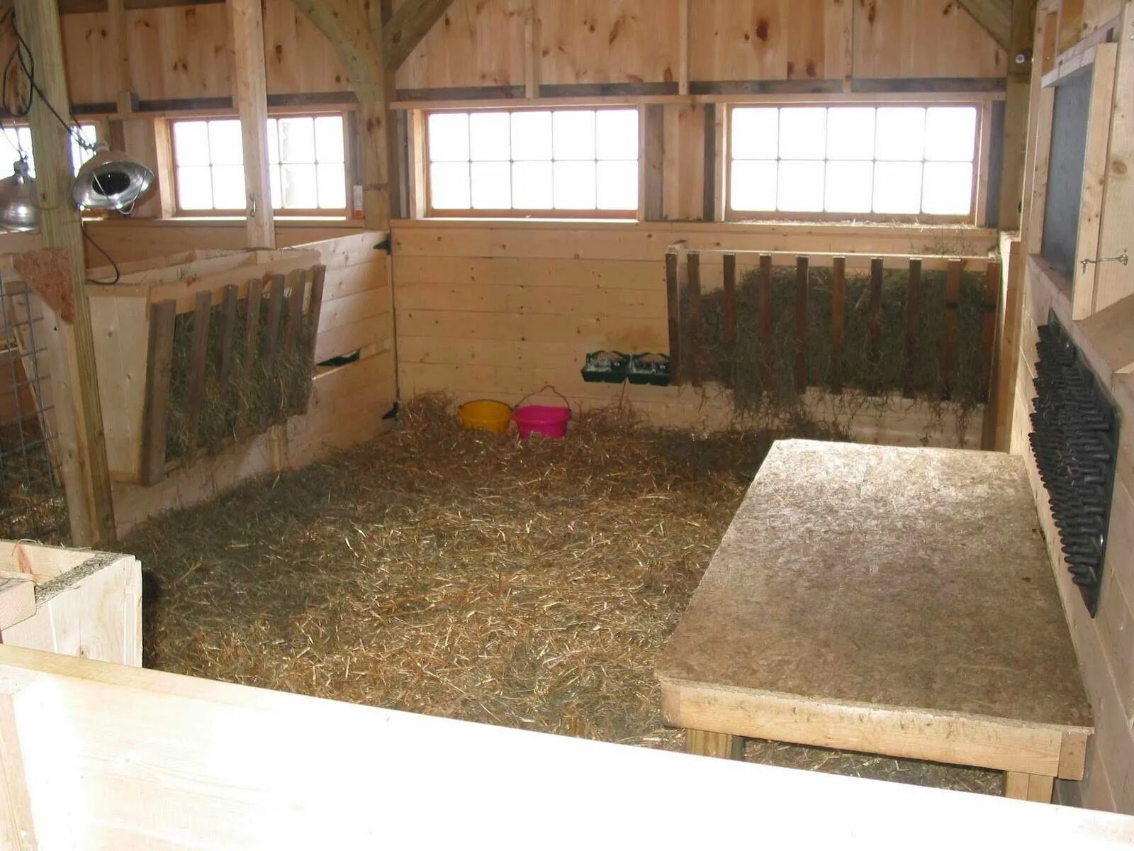 Козлятник на 2 козы. Козлятник помещение для коз. Козлятник ферма. Козлятник помещение для коз. Козлятник на 1 козу.