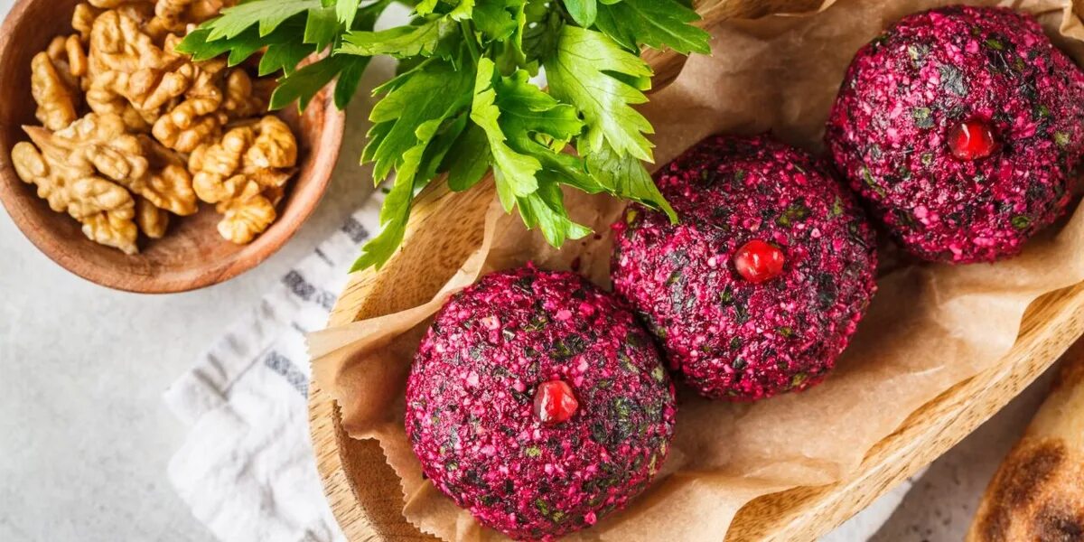Грузинская кухня ассорти пхали. Грузинская закуска из свеклы пхали. Грузинская кухня ассорти пхали. Пхали с мчади. Грузинское пхали из свеклы.