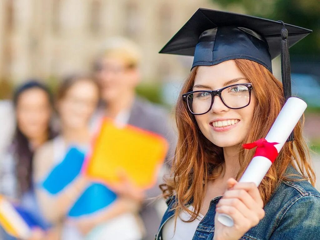 Выпускнику получить профессию. Женщина с высшим образованием. Выпускники университета. Выпускнику получить профессию. Учеба за границей.