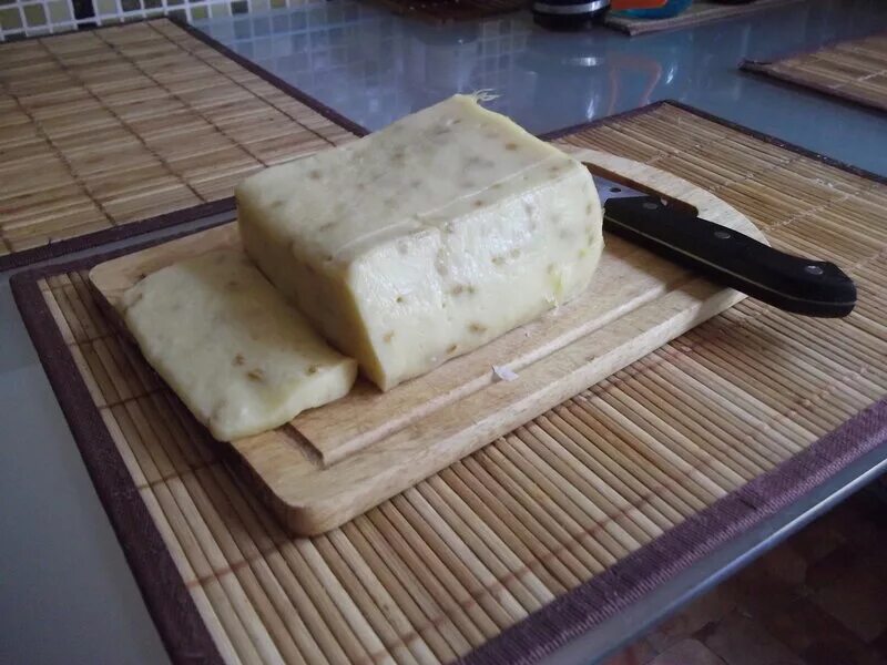 Сыр блю чиз. Шутки про импортозамещение. Горит ли сыр. Сыр emmental. Ломтик сыра.
