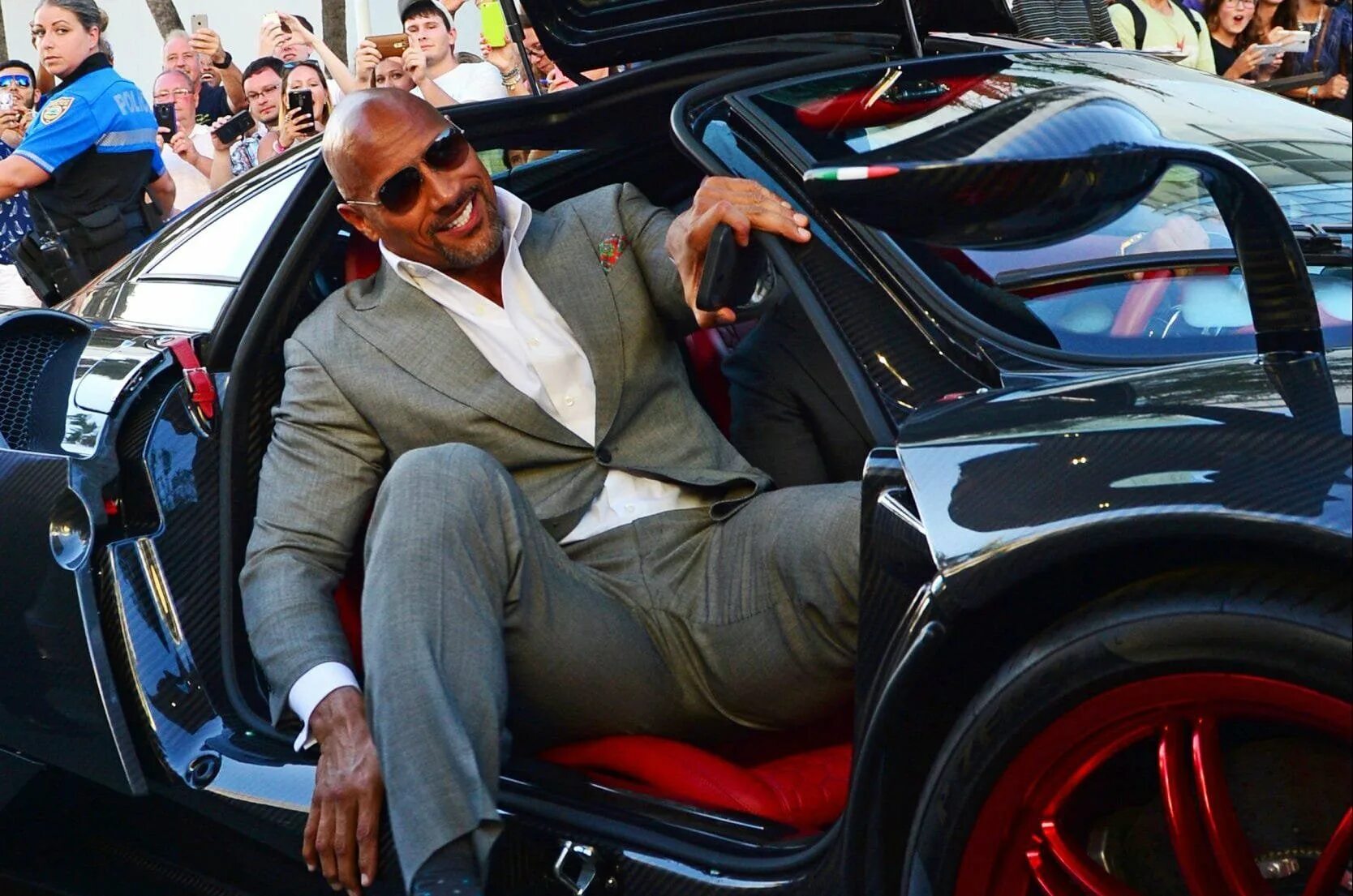 Дуэйн Джонсон кар. Dwayne Johnson cars. Дуэйн Джонсон на Rolls Royce. Дуэйн скала Джонсон в машине.