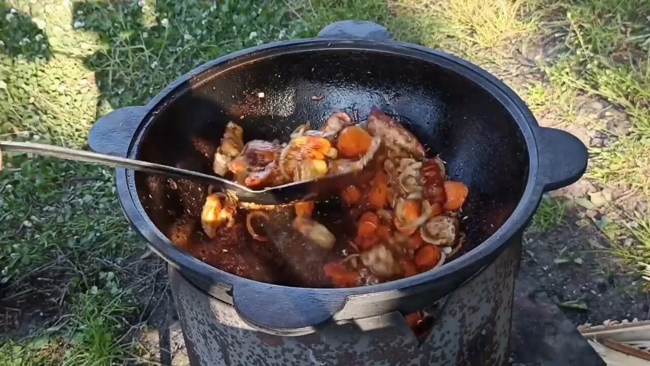 Казан на костре. Простые рецепты на костре. Еда приготовленная на костре. Жаркое в казане на костре. Шашлык на костре.