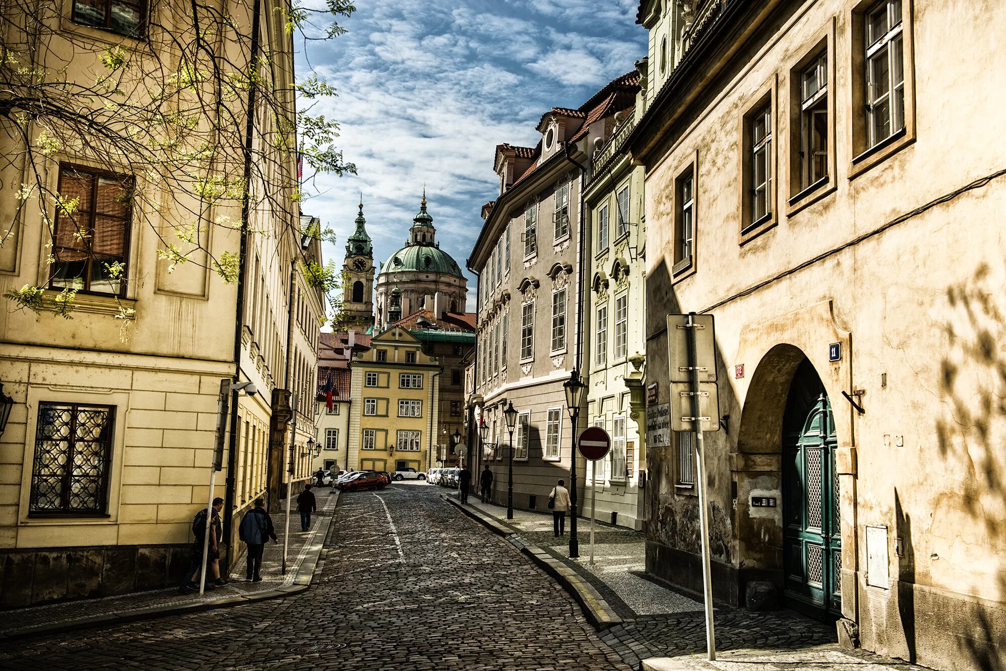 This old town. Малостранская площадь в Праге. Старинный город. Старинные города Европы. Старый город площадь.