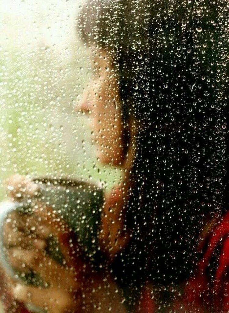 Девушка за окном дождь. Девушка дождь. Девушка под дождем. Девушка у окна дождь.