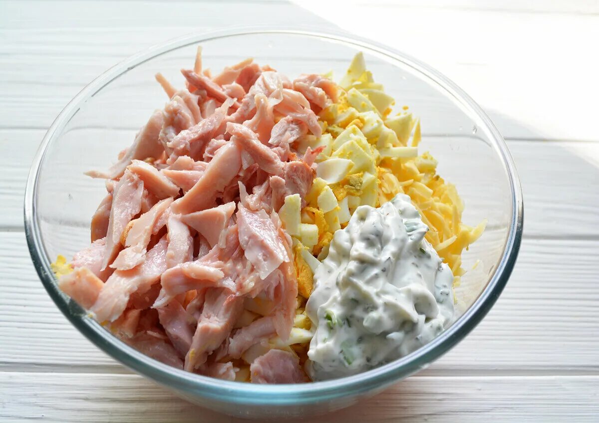 Салат с курицей и огурцами. Салат из копченой курицы помидор яиц. Салат огурцы помидоры курица. Салат с курицей помидорами и сыром. Салат из копченой курицы помидор яиц.