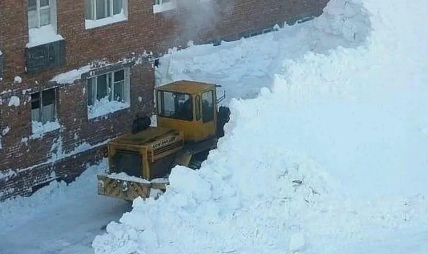 Выпавший снег замело. Норильск завалило снегом. Норильск завалило снегом 2020. Норильск Пурга. Норильск зима 2008.