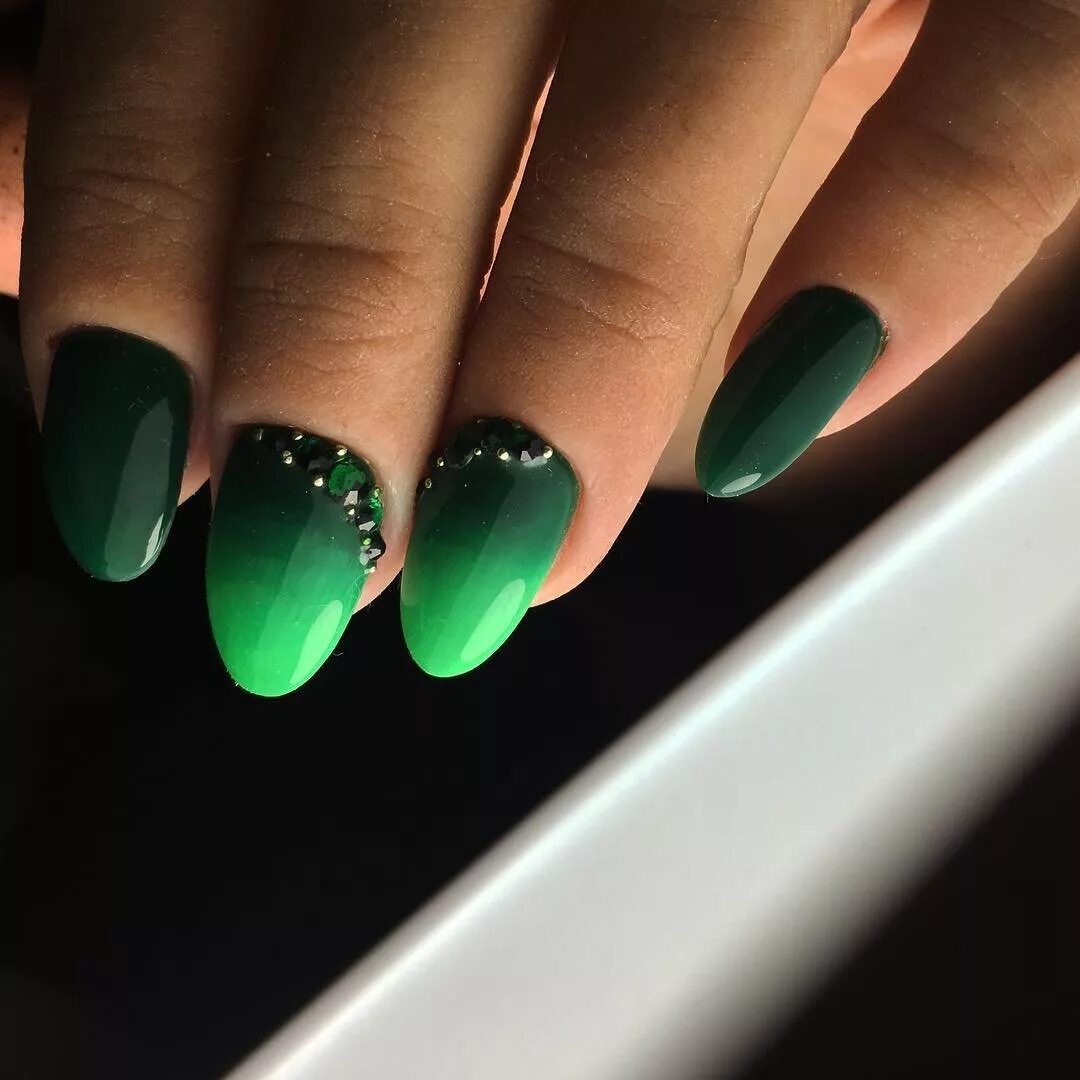 Маникюр салатовый с черным. Черно зеленый дизайн. Черно салатовый маникюр. Ногти зеленые с черным. Маникюр черный с зеленым.