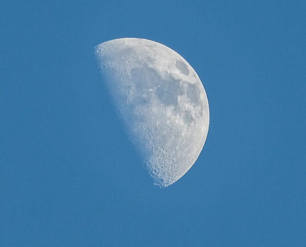 луна днем. днем видно луну. почему видим луну. почему мы видим луну. месяц на небе фото.