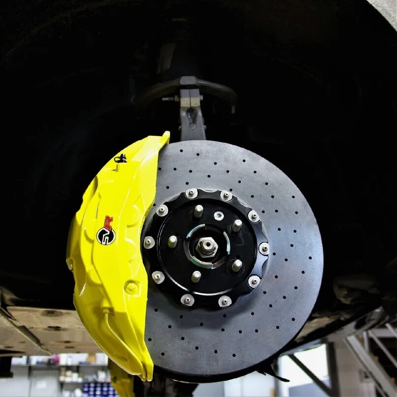 Карбоно керамические тормозные диски. Керамические тормоза g63. Карбоно керамические тормоза. Карбон керамика тормоза. Тормоза brembo карбонокерамика.