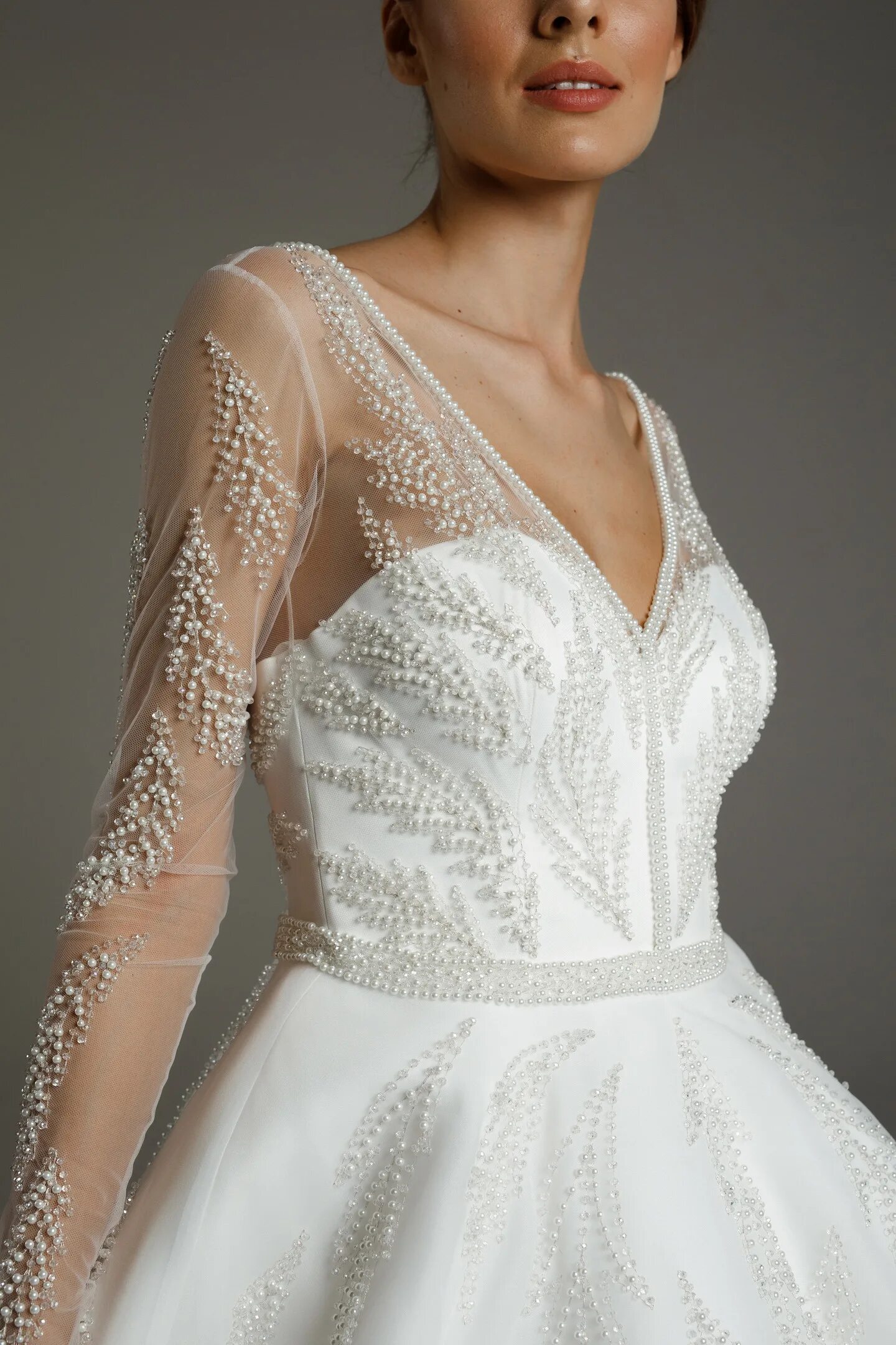 Свадебное платье с жемчужинами. Свадебное платье с расшитым корсетом. Свадебное платье расшитое жемчугом. Черное платье с жемчугом. Свадебное платье с бусами на спине.