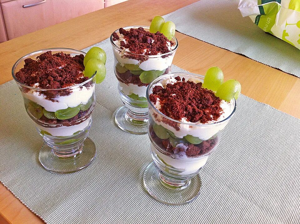 Виноградный десерт. Десерт желе с виноградом. Виноградный десерт. Виноградный пеламуши. Десерт с виноградом.