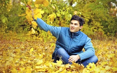 Мужчина в осеннем парке