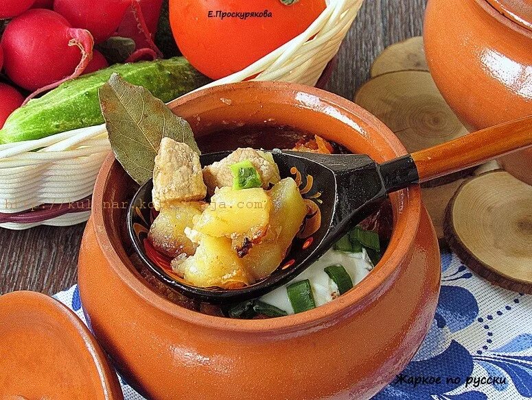 жаркое в горшочках. печень в горшочках в духовке. картошка с мясом в горшочке в микроволновке. картошка с мясом в горшочке в микроволновке. мясо в глиняном горшке.