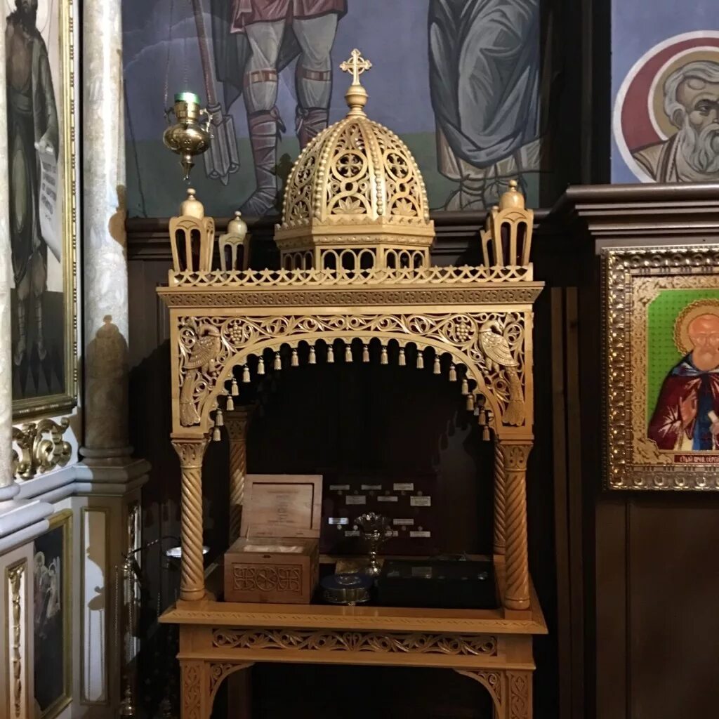 дарохранительница это в церкви. ковчег с частицей мощей ефрема. сокровищница третьяковской галереи экспонаты. частица ризы богородицы в храме христа спасителя. мощи свт филарет московского в храме христа спасителя.