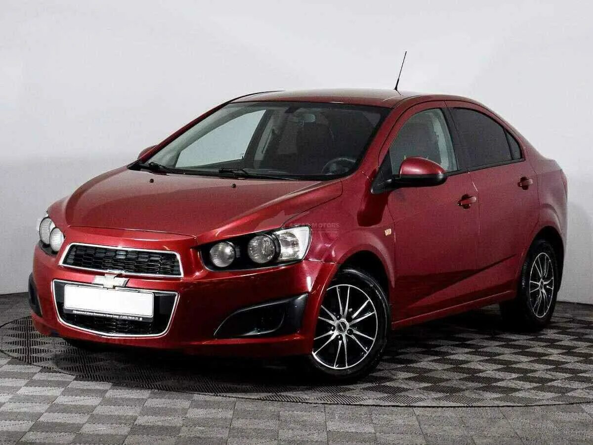 Chevrolet Aveo 2015 красная.