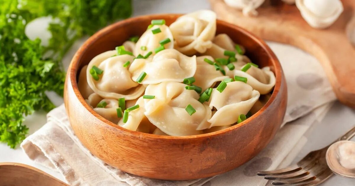 Вареные пельмени. Пельмени домашние. Пельмени полуфабрикаты. Тарелка пельменей. Красивые пельмени.