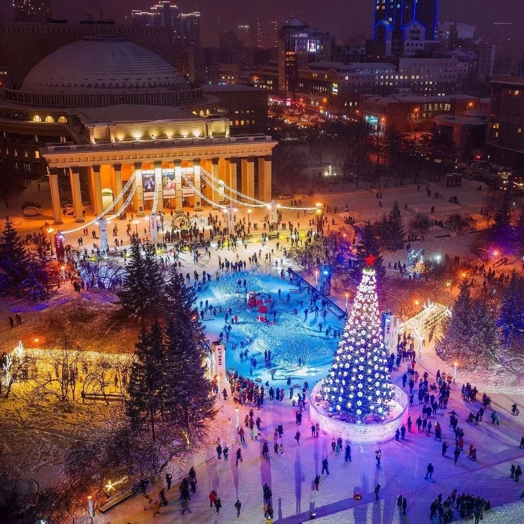 Новая ты новосибирск. Площадь Ленина Новосибирск. Новосибирский каток на площади Ленина. Площадь Ленина Новосибирск НОВАТ. Новосибирск площадь Ленина зима.