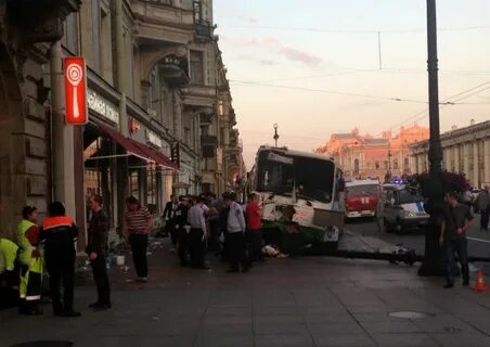 Автобус на тротуаре