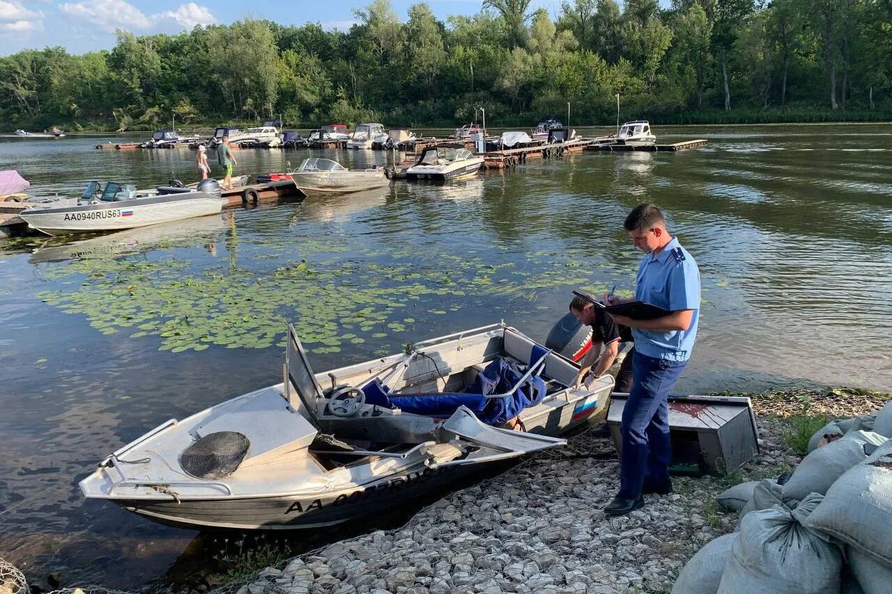 Две лодки. Трагедия на Волге. Катер Самара. Две лодки на воде. Гаврик спал возле лодки