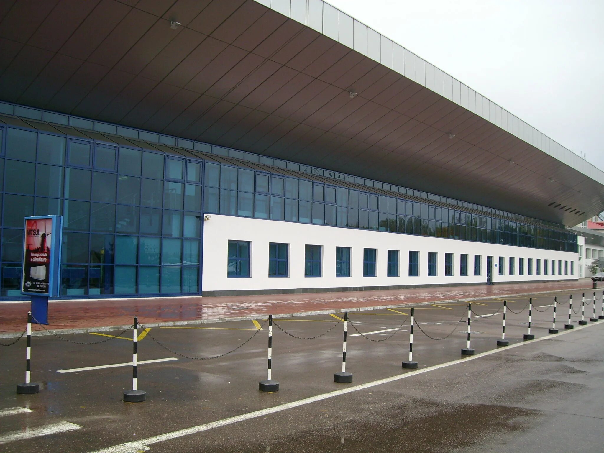 Аэропорт кишинев сегодня. Аэропорт Чисинау. Аэропорт Кишинев. Кишиневский аэропорт. Новый аэропорт Кишинев.