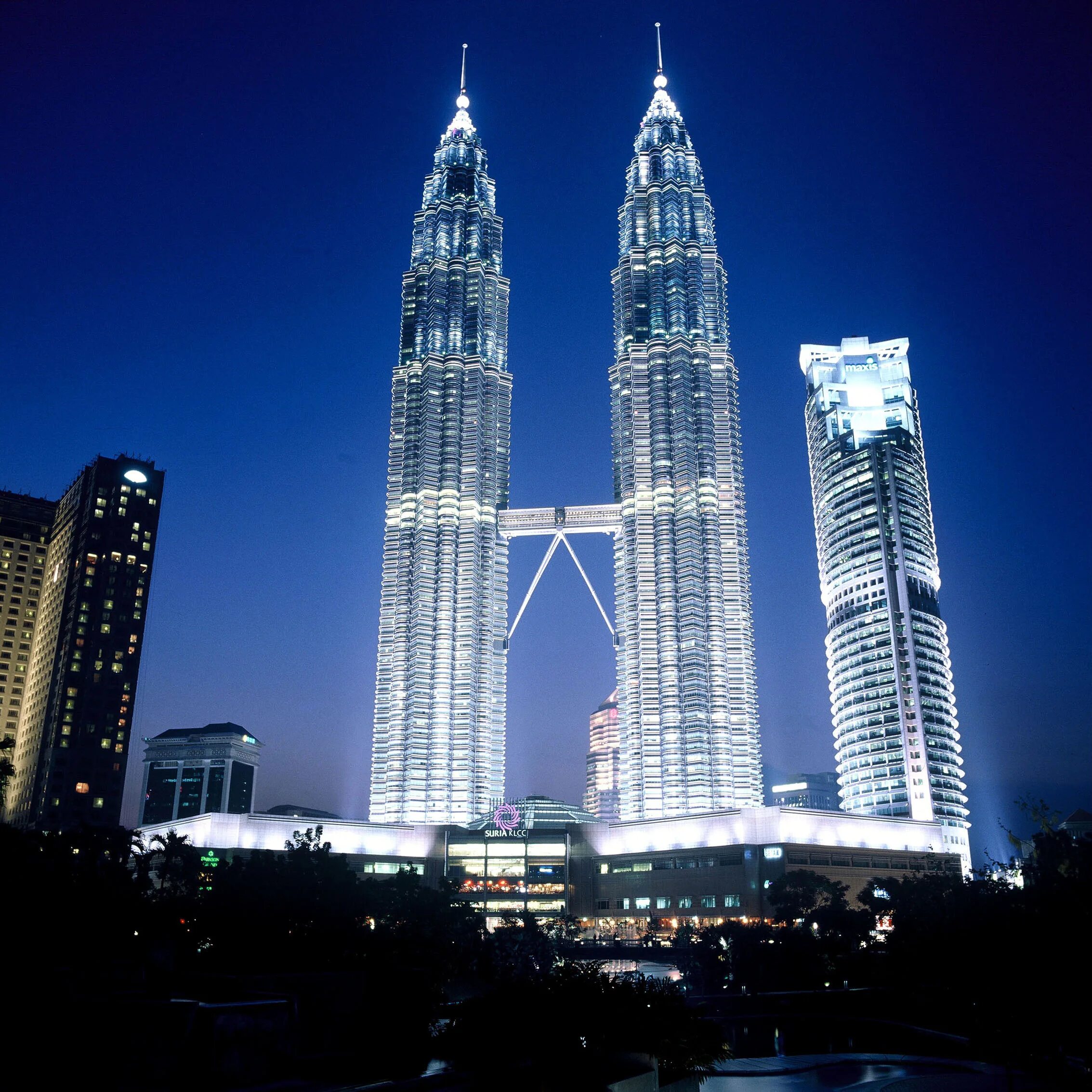 Какие бывают башни. Башни Петронас Малайзия. Башни Петронас Куала-Лумпур Малайзия. Твин Тауэрс Малайзия. Башни Близнецы Петронас.