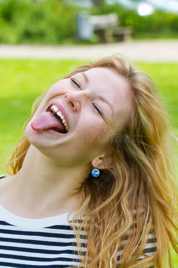 Девочка с языком. Дети подставляют язык. Девушка примерзла языком. Девочки с открытыми ртами. Девушка с языком.