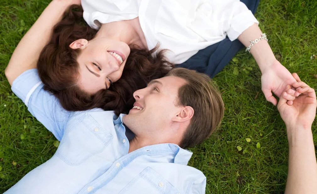 Объятия в траве. Человек лежит на траве. Двое лежат на траве. Двое лежат на траве. Двое лежащих.