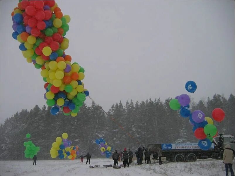 Сколько поднимает воздушный шарик. Полёт Виталия Куликова на воздушных шариках. Воздушные шары в небе зимой. Полет на воздушных шариках с гелием. Воздушные шарики в небе зимой.