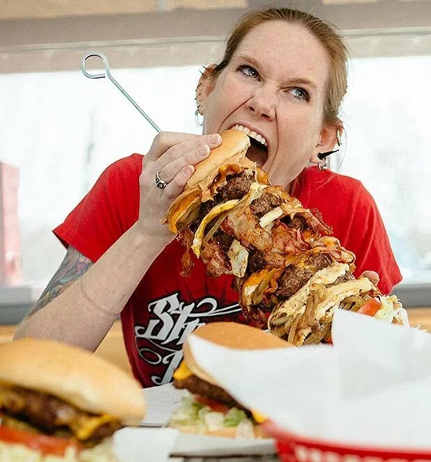 Пристрастие к вредной еде. Вредная еда. Кушать. Девушка и бургер. Съесть представить.