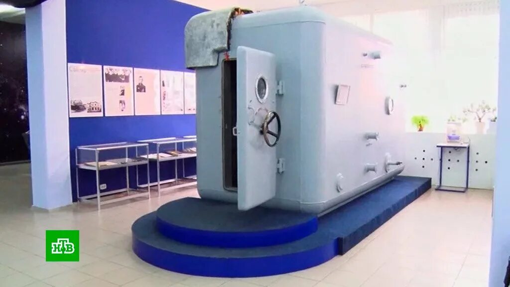 Испытание в сурдокамере космонавтов. Барокамера сбк-80. Барокамеру сбк-48. Сурдокамера подготовка космонавтов. Гагарин в барокамере.