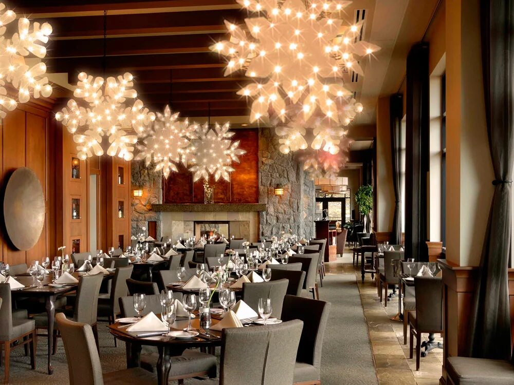 Новогодний декор ресторана. Как украсить кафе. Украшение кафе на новый год. Весенний декор ресторана. Украшение ресторана на новый год.