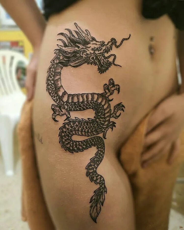 Тату дракон на плече для девушек. Тату дракон на спине. Дракон на бедре. Тату дракон на спине у девушки. Китайский дракон тату девушки.