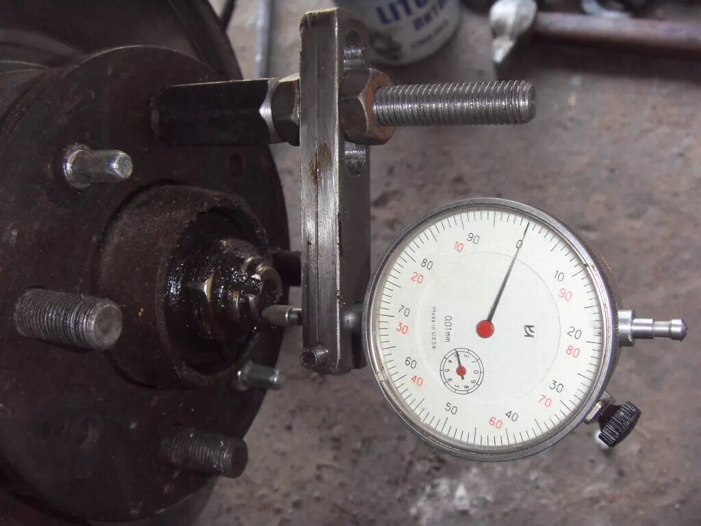 Подшипник ступицы регулировка. Проверка люфта подшипника ступицы переднего колеса. Ступица для вращателя. Регулировка конических подшипников ступицы колеса. Момент затяжки колесных гаек камаз 65115.