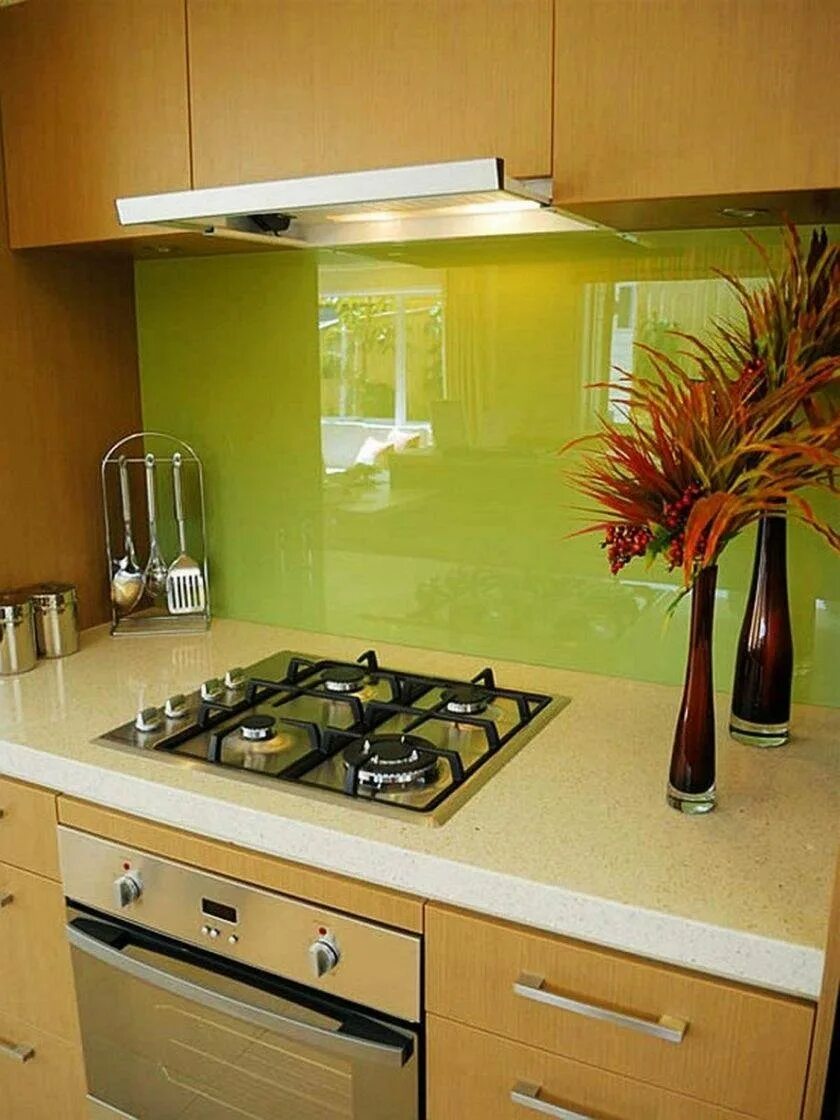 Фартук кухонный. Стеклянная панель над плитой. Фартук на кухню возле плиты. Кухня с зеленым фартуком. Стена над плитой