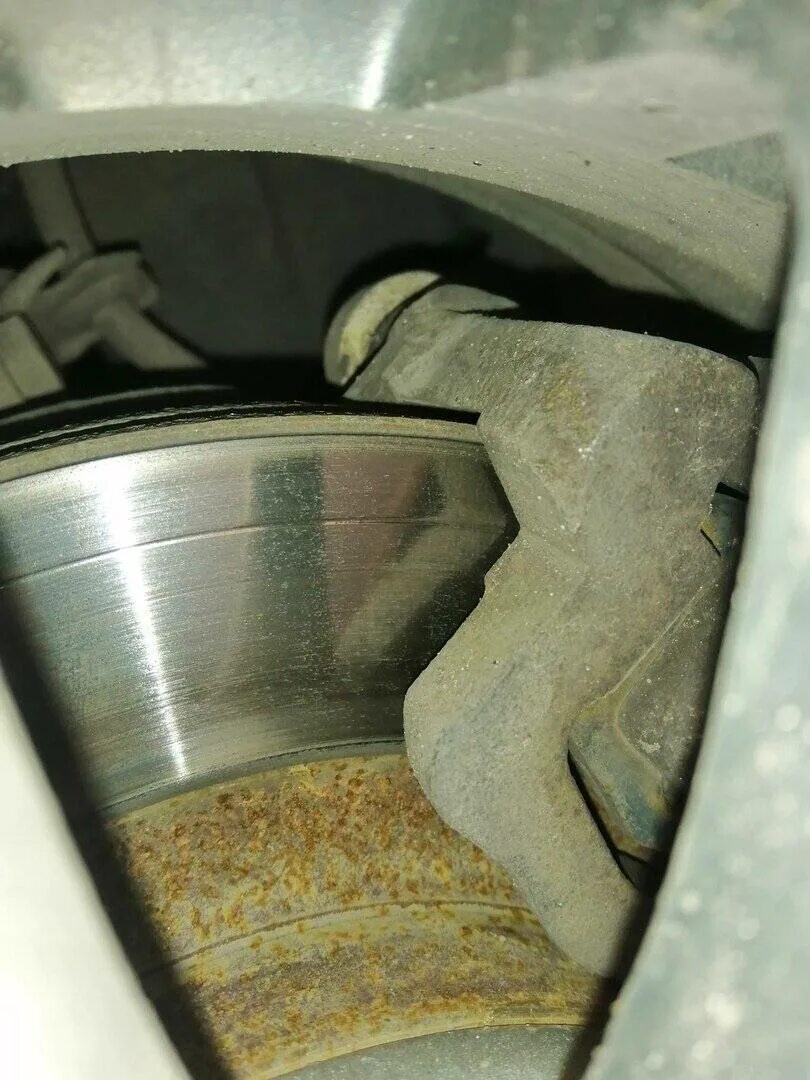 Примерз ручник. Примерзшее колесо. Примерз ручник. Колодки ваз 2107 замерзли. Примерзли колодки.