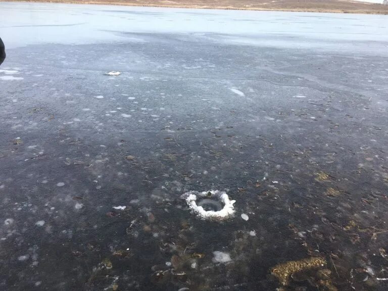 Вода со льдом. Оз.Ледяное Красноярский край. Водохранилище Красноярского края. Назаровское озеро. Утонувшая деревня