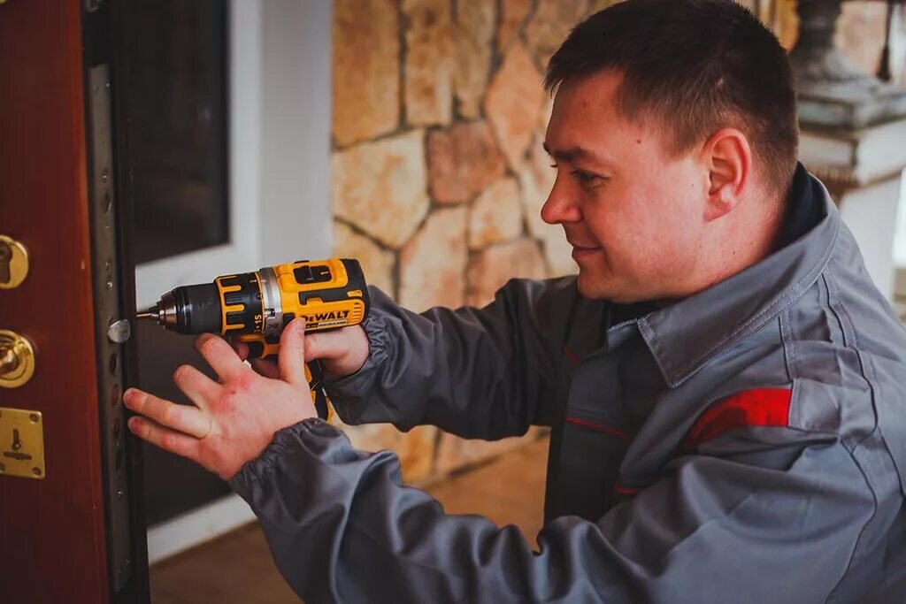 вскрытие замков. аварийное открывание замков мастер. мастер по вскрытию дверных замков. мастер по замкам. аварийное вскрытие замков.