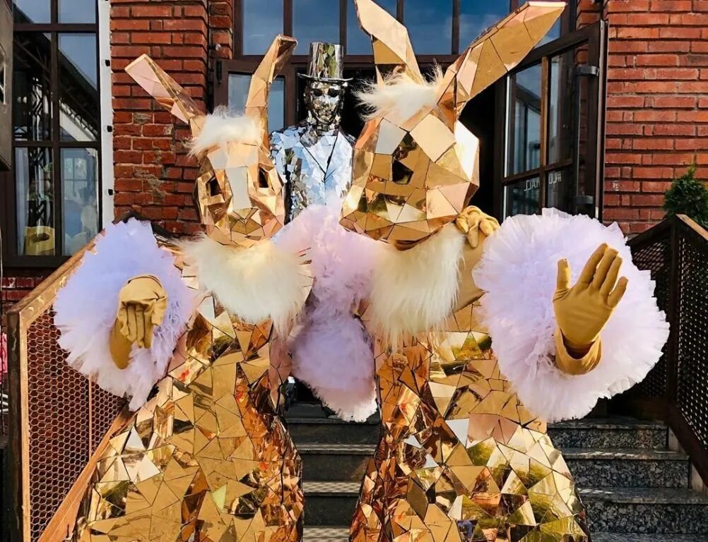 Аниматор на свадьбу. Зеркальные зайцы. зеркальный костюм. зеркальные зайцы аниматоры. костюмы зеркальных зайцев.