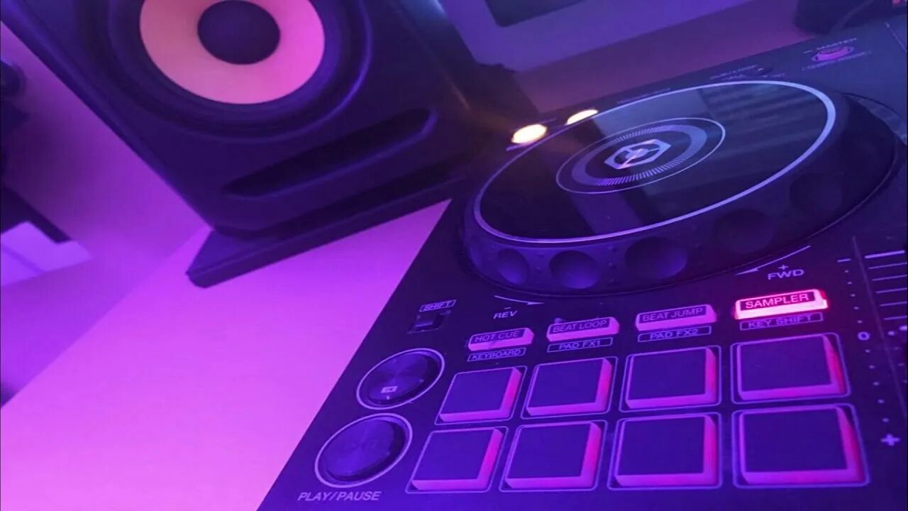 Dj mix 2020. Диджей джуси м. Диджейский пульт на сцене. Dj mix 2020. Диджей девушка на природе.