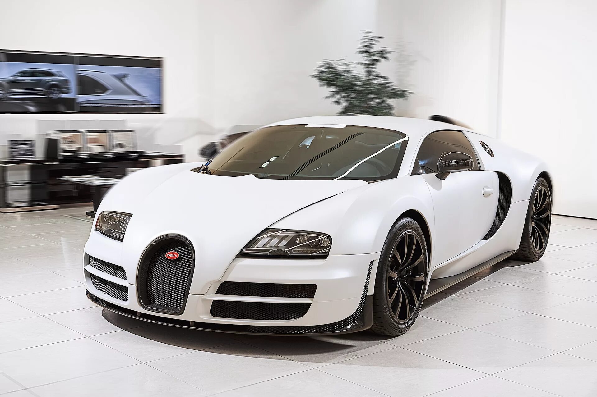 Купи avto ru. Бугатти Вейрон 2007. Bugatti Veyron 2003. Белый Бугатти Вейрон Москва. Bugatti Veyron 16.4 авто ру.