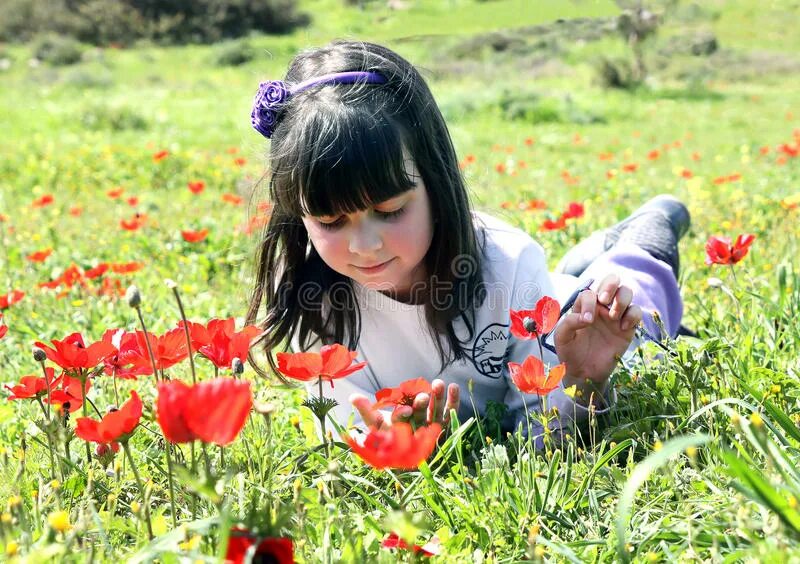 Девушка с лупой. Девочка рассматривает. Девочка рассматривает. Девочка рассматривает. Картинка ребенок с лупой детская.