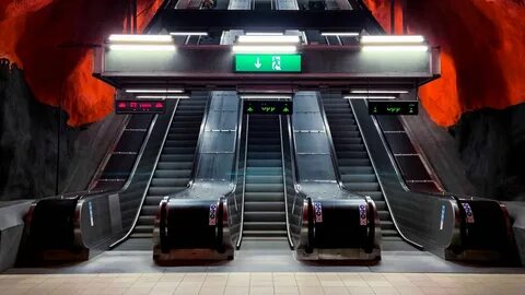 Двери станции метро